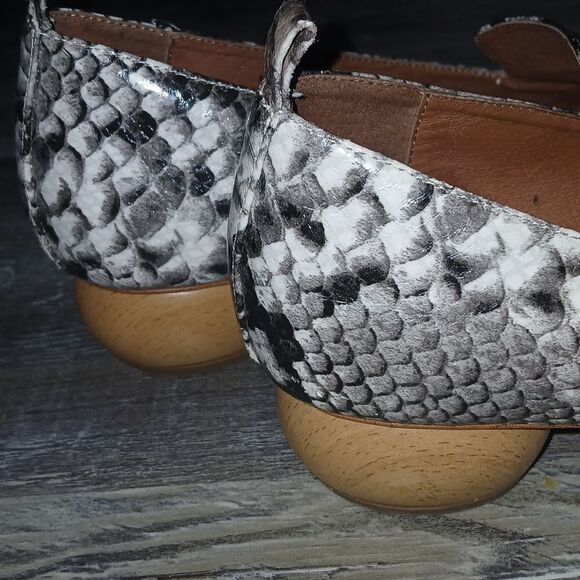 Jeffrey Campbell Viona snakeskin leather pointed toe loafers Sz 7 EUC - Picture 9 of 9